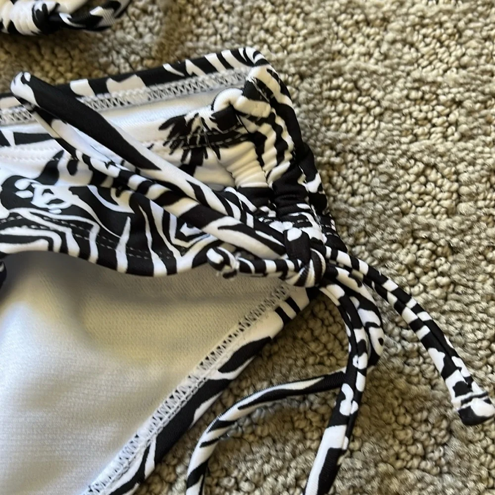 Bikini - Picture 3 of 7